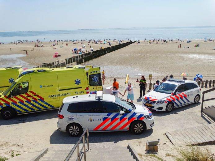 Ambulance en politie op het strand.