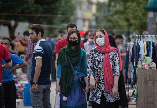 Deze vrouwen dragen een mondmasker tijdens het shoppen in Teheran, de hoofdstad van Iran.