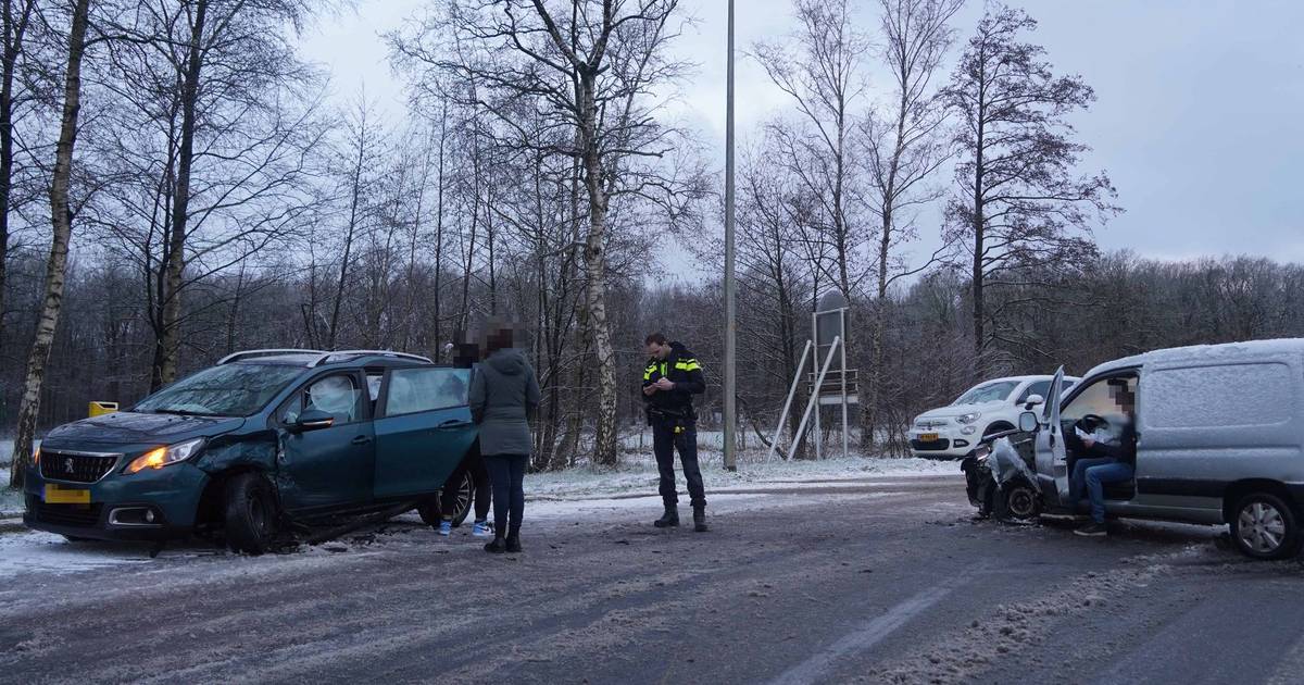 900 kilometer file en meerdere ongelukken door winterse buien: ook zware avondspits verwacht.