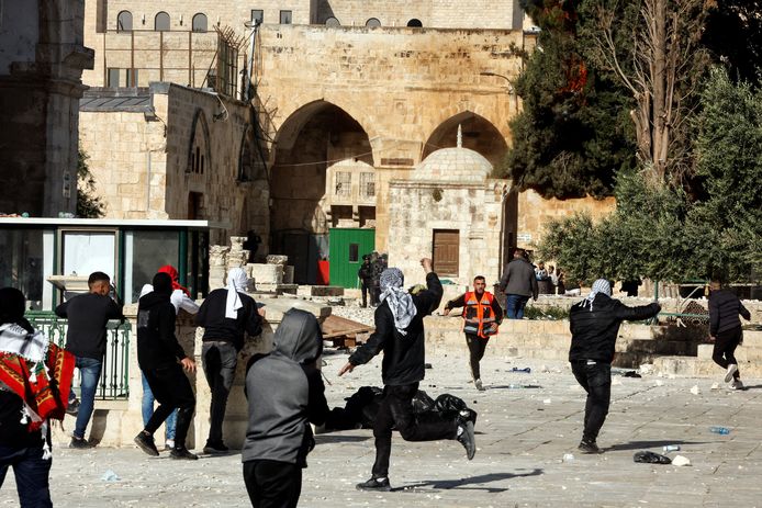 Eerder op vrijdag raakten verschillende mensen gewond bij gevechten in de omgeving van de Tempelberg in Jeruzalem.