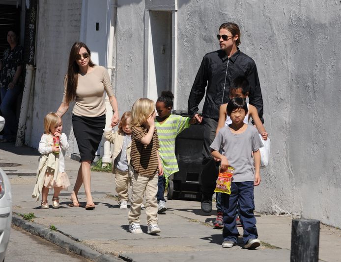 Angelina Jolie en Brad Pitt in betere tijden met hun kroost bestaande uit Maddox, Pax, Shiloh, Zahara, Vivienne and Knox.