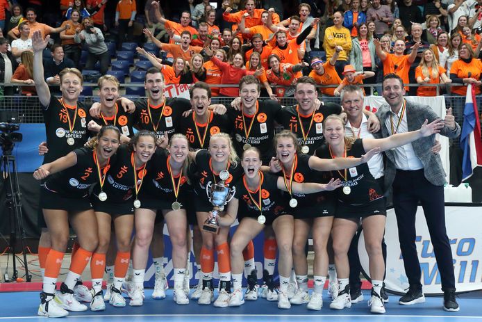 Europees kampioen korfbal Nederland, met staande derde van rechts Olav van Wijngaarden.