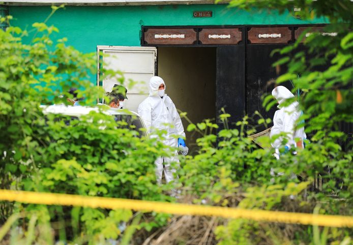 La squadra forense sta indagando sull'abitazione dell'ex poliziotto.
