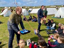 Kinderen juichen bij traktatie van burgemeesters bij jubilerend Kamp Wenters op Vlieland: ‘ Yes, ijs!’