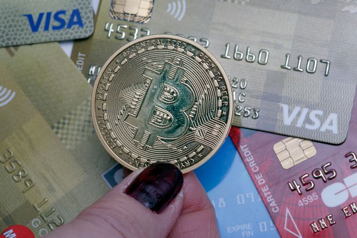 De verdachten uit Haaksbergen hielden er bitcoinrekeningen in Engeland en Litouwen op na.