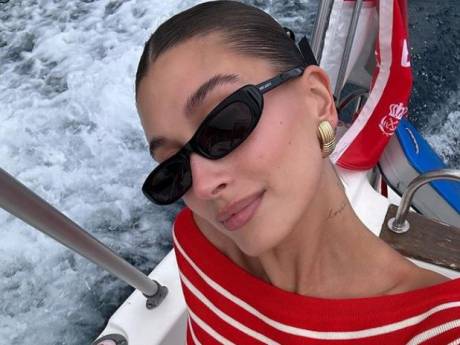 Adieu le décolleté plongeant, ce col ultra-élégant est le plus tendance de la saison
