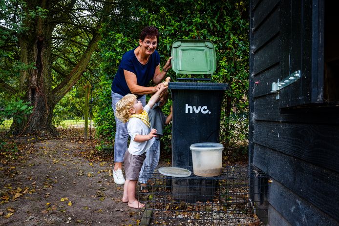 Petra van der Graaf uit Dordrecht met haar kleinkinderen in de tuin.