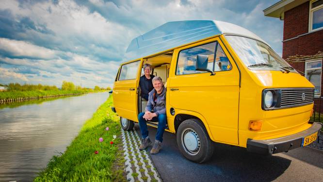 Peter (65) nam de Volkswagen van zijn vader over en maakte er een camper van: ‘Hij rijdt heel lekker!’