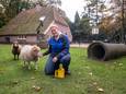 Beheerder Emmy Bakker van de kinderboerderij Eigen Erf in Rijssen.