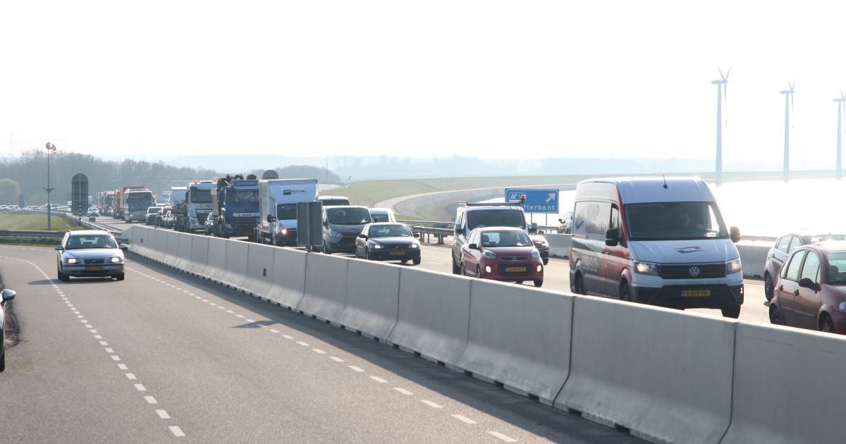 Ongeluk op A6: rijstrook dicht en uur vertraging tussen Lelystad en Emmeloord.