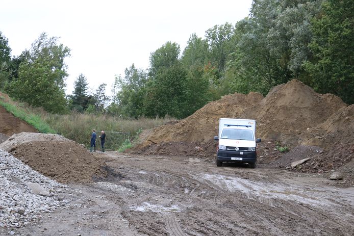 DOVO bracht de obussen tot ontploffing op de Spuimeersweg in Hofstade tussen een hoop grond.