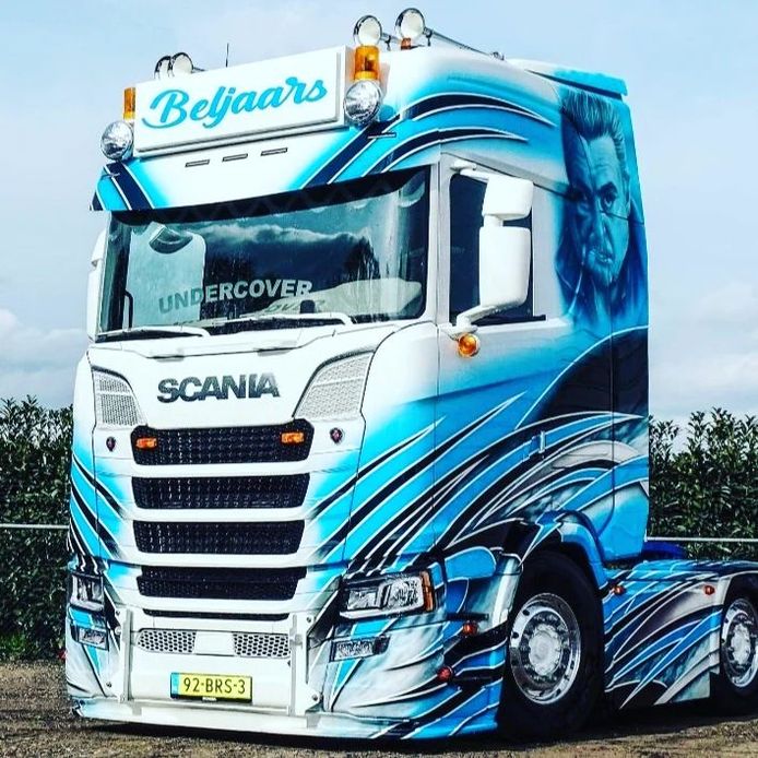 Deze Scania maakt sinds begin deze maand indruk op Nederlandse wegen. Op het portier van de chauffeur prijkt het personage van Ferry Bouwman (Frank Lammers), aan de andere kant staat Bob Lemmens (Tom Waes).