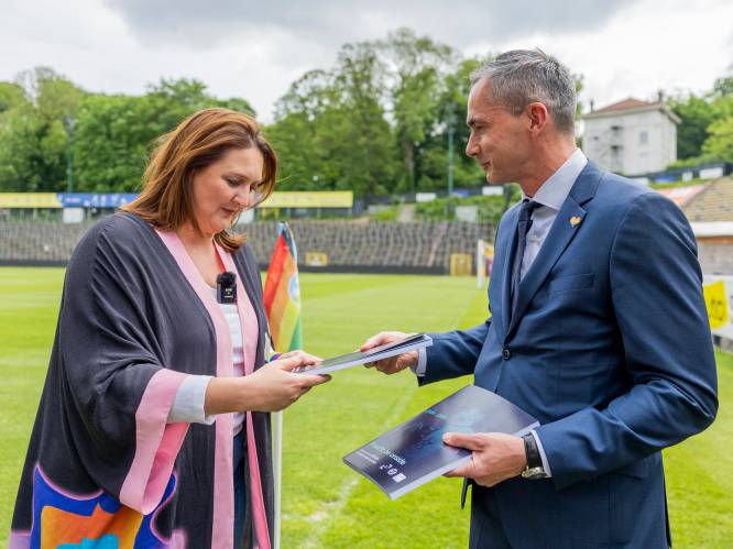 “We zetten in op inclusiebeleid”: CEO Pro League overhandigt gids ‘Proud to be onside’ aan Vlaams minister Gwendolyn Rutten