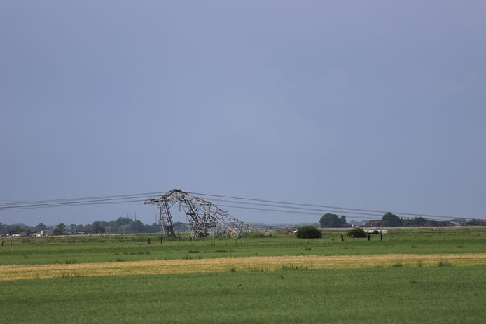 In Oosterwolde zijn vier elektriciteitsmasten omgewaaid.