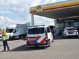 Een man is dinsdagmiddag onder een vrachtwagentje terechtgekomen bij tankstation De Lucht langs de A2.