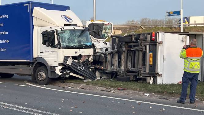 Gewonden door botsing vrachtwagens bij Apeldoorn, N345 deels afgesloten