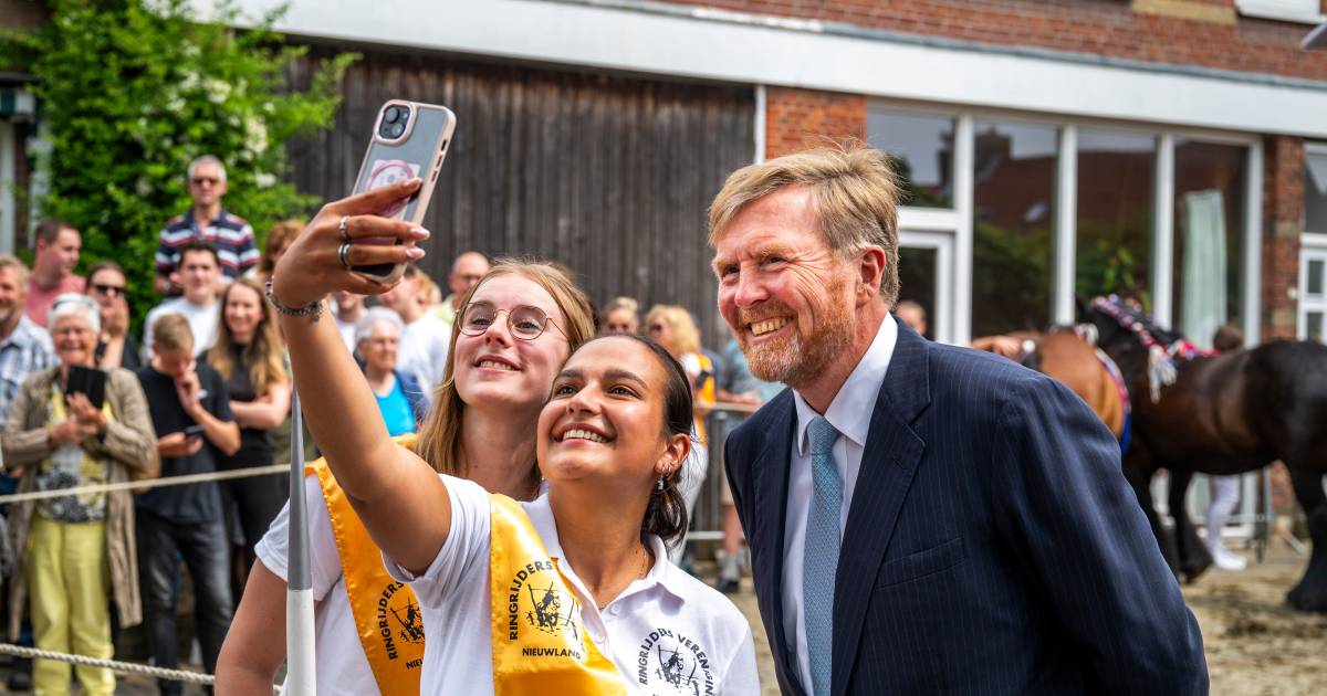 De koning bezoekt ringrijden: ‘Een aanrader voor de koningin en de prinsessen’