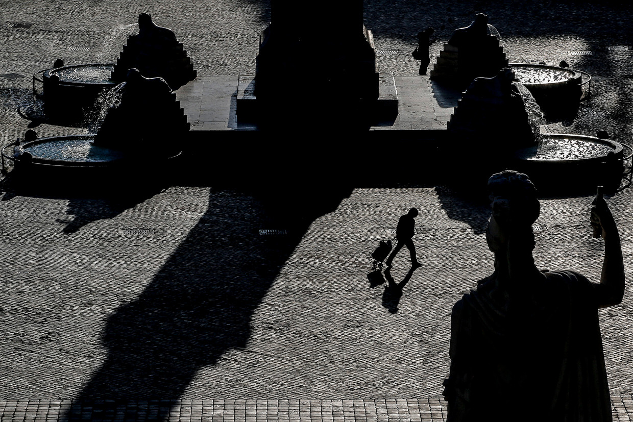 Terwijl in het noorden van Italië het coronavirus in volle hevigheid woedt en steden een desolate indruk geven, liggen ook de straten en pleinen, zoals hier het Piazza del Popolo in Rome, er verlaten bij. Ook het zuidelijke puntje van het schiereiland, waar mensen vooral buiten leven, ontsnapt niet aan het opgelegde isolement. 'De meesten worden knettergek.’