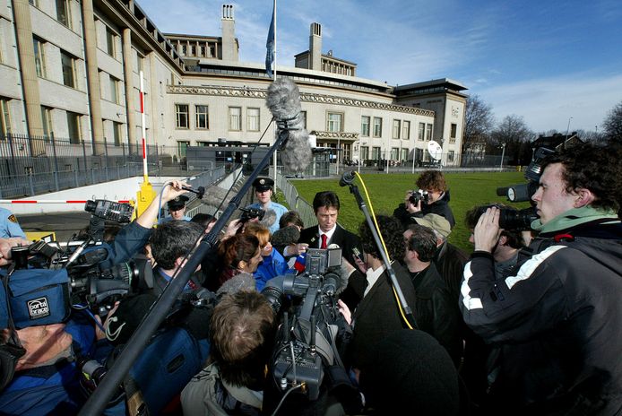 Dragoslav Ognjanovic, omringd door reporters op de tweede dag van het proces tegen Milosevic in Den Haag in 2002.