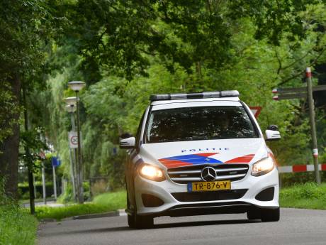 Vrouw zonder licht vindt in Zwolse politie redder in nood: ‘Ik heb een 9,8!’