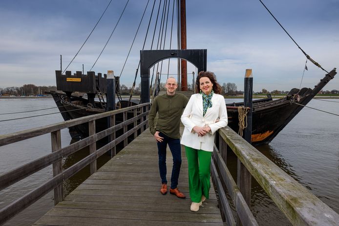 Edward Boon (D66) en Jacolien van de Wetering (CDA) organiseren komende dinsdagavond een stadsdebat over de waarde en het behoud van de IJsselkogge. Op de achtergrond de replica van de Kamper Kogge.