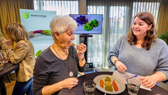 Toos moet wennen aan rode biet uit de 3D-printer: ‘Het is wel heel ver doorgekookt, maar het smaakt goed’