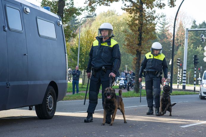 Er zal zondag extra politie op de been zijn om mogelijke demonstraties in de kiem te smoren.