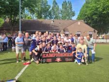 Spoordonkse Boys viert ‘de titel van het collectief’ met 200 fans: ‘Met een echte spits waren we al eerder kampioen’