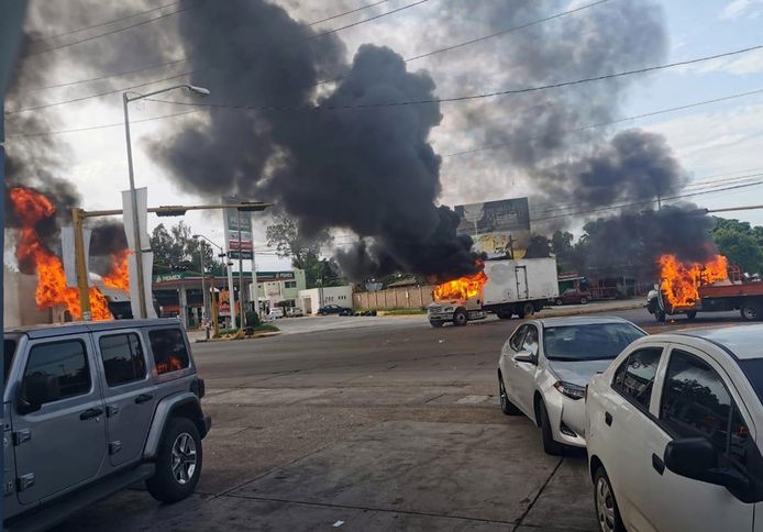 Brandende auto's in Culiacán, de hoofdstad van de Noord-Mexicaanse hoofdstad Culiacán, op 17 oktober 2019. Die dag vielen zwaargewapende leden van het Sinaloa Kartel militairen in de stad aan, nadat een van de leiders van de organisatie, Ovidio Guzmán, was gearresteerd. Guzmán, de zoon van drugsbaron en karteloprichter Joaquín 'El Chapo' Guzmán, is inmiddels aan de Verenigde Staten uitgeleverd.