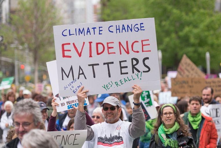 Afgelopen weekend protesteerden duizenden mensen, zoals hier in Washington, tegen de aanvallen van president Trump op wetenschap en klimaatactie. Maar ook binnen zijn regering is er onenigheid over de vraag of de VS uit het klimaatakkoord van Parijs moeten stappen, en zelfs grote oliebedrijven zien dat niet zitten. Beeld Photo News