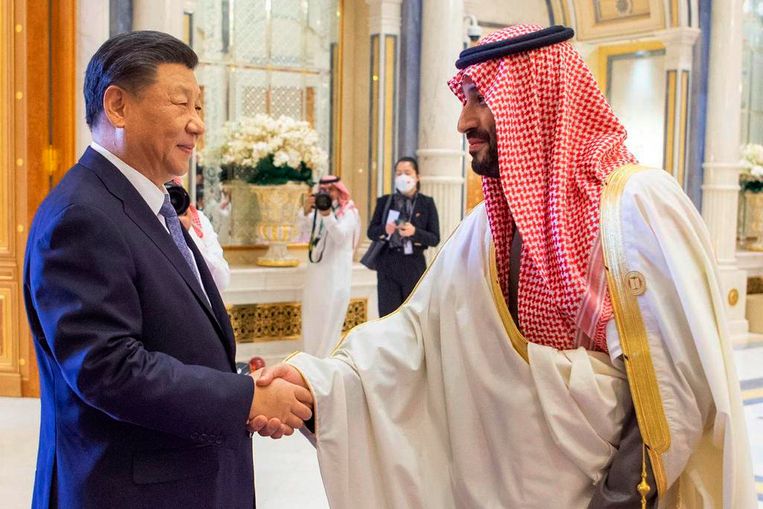 Xi Jingping en Mohammad bin Salman begroeten elkaar. Beeld AP