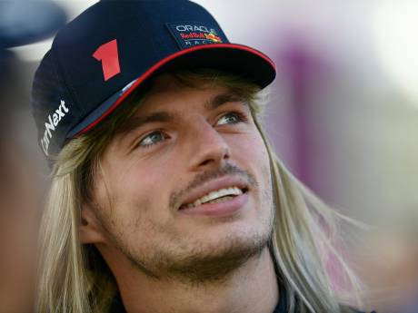 Max Verstappen steelt de show met een blonde pruik, maar waarom eigenlijk?