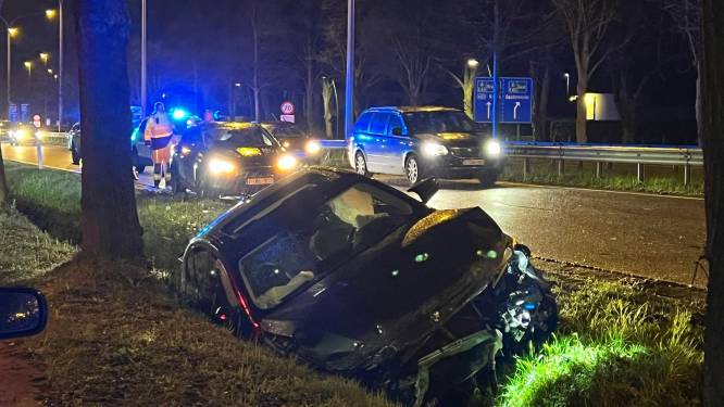 BMW van zeven maanden eindigt in gracht nadat hij achteraan aangereden wordt 