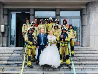 Bruidegom Bart in de bloemetjes gezet door collega-pompiers