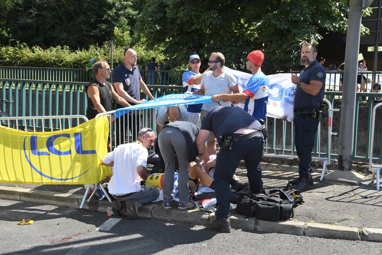 Dokters ontfermen zich over Van Aert na zijn val in de Tour-tijdrit in Pau, op 19 juli 2019. Beeld PRESSE SPORTS