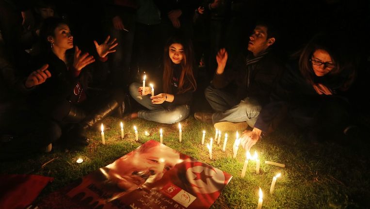 Tunesiërs hielden de afgelopen week een wake vanwege de moord op oppositieleider Chokri Belaïd, een jaar geleden. Een halfjaar later zou Mohamed Brahmi worden vermoord. Beeld epa