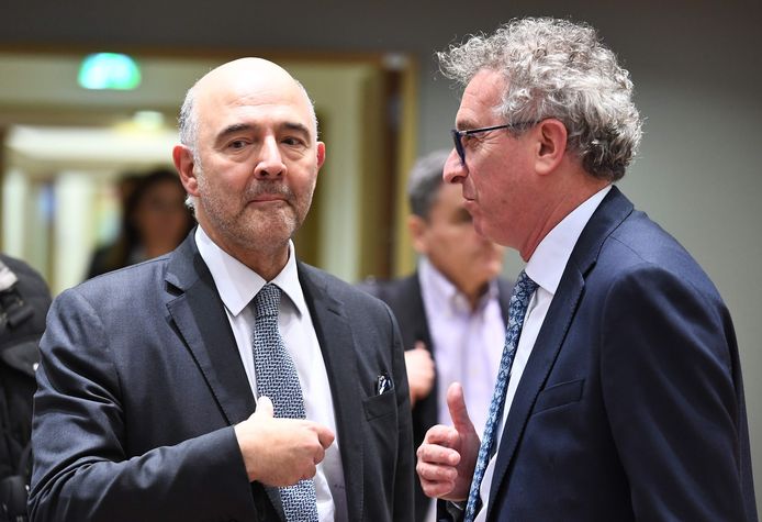 Eurocommissaris voor Economische en monetaire zaken Pierre Moscovici (links) in gesprek met de Luxemburgse minister van Financiën Pierre Gramegna.