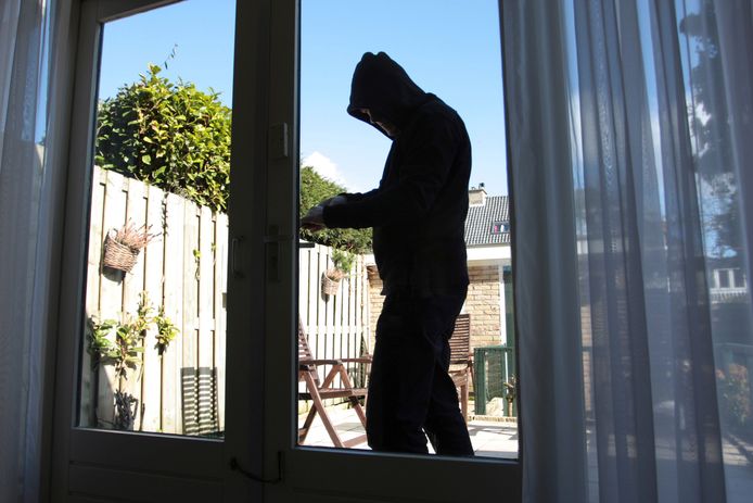 Inbrekers slaan minder vaak toe nu bewoners vaker thuis zijn.