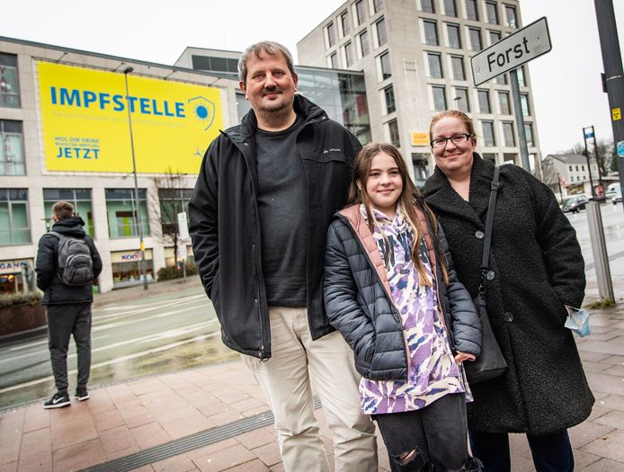 Cintia De Vuyst, Gerrit Nauwelaerts en dochter Anouk passeerden in de terugweg naar huis in Hamme aan het vaccinatiecentrum.