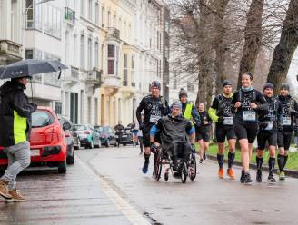 Politieman Tom (53) die na ongeval in rolstoel belandde, rijdt marathon voor goed doel