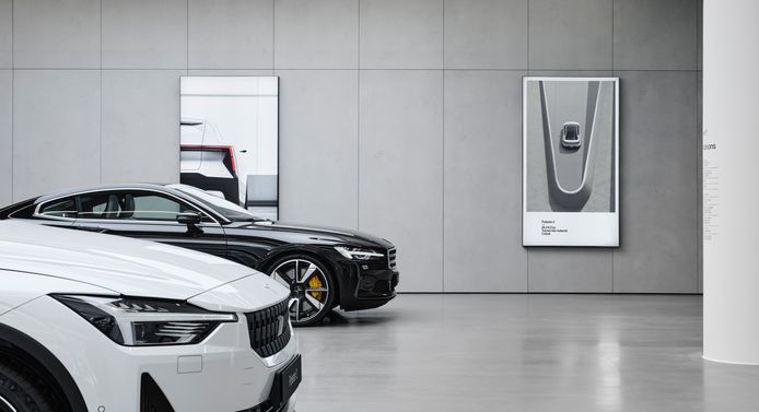 Polestar doet niet geheimzinnig over de milieu-impact van haar modellen: de cijfers staan zelfs duidelijk in de showrooms, die Polestar ‘spaces' noemt.