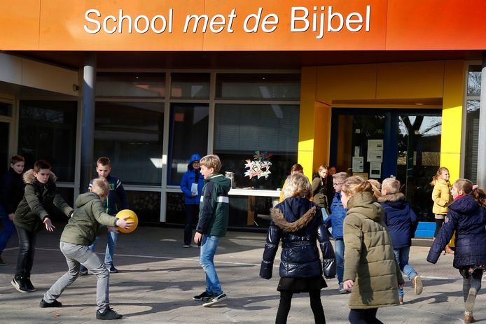 Tijdens de pauze op de school met de Bijbel in Bleskensgraaf spelen kinderen uit het regulier en speciaal onderwijs met elkaar.