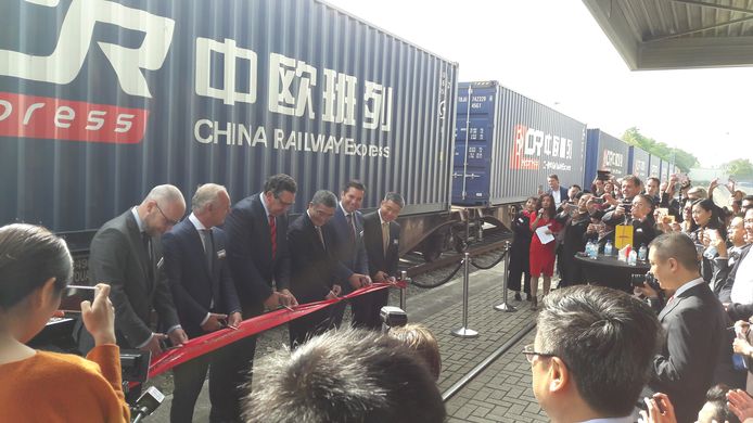 In september 2017 was de officiële opening van de Chengdu Express. Derde van links toenmalig gedeputeerde Bert Pauli, vijfde van links de toenmalige Tilburgse wethouder Erik de Ridder