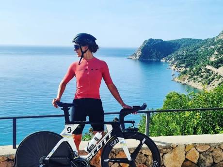 Tijdritfiets Annemiek van Vleuten krijgt nieuw leven op Mallorca: ‘Heb er lol aan dat zij er blij mee is’