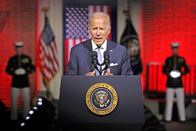 ‘President Biden kreeg kritiek voor zijn toespraak met mariniers op de achtergrond, maar de boodschap was duidelijk: de democratie zelf staat op het spel.’ Beeld Getty Images