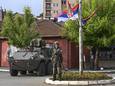 Een Oostenrijkse militair van het Navo-vredesleger KFOR houdt straten in de stad Zvecan in Kosovo in de gaten. In die stad raakten begin deze week bijna dertig Navo-militairen gewond.