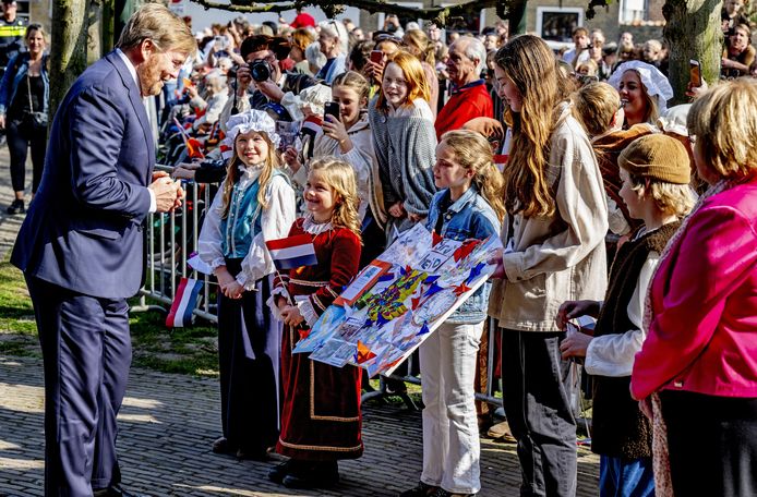 Koning Willem-Alexander arriveert bij de officiële opening van het herdenkingsjaar 1572. In het herdenkingsjaar wordt de inname van Den Briel en de start van de Tachtigjarige Oorlog herdacht.