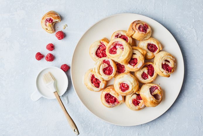 Rotolo veloce alla cannella con frutti di bosco