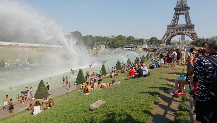 Les parisiens se jettent à l'eau pour échapper à la canicule au Trocadéro à Paris, le 03 août 2018.