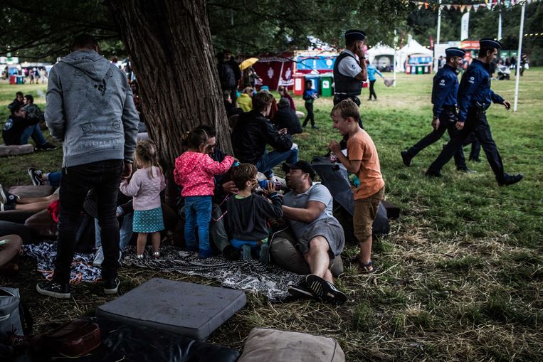 Loungen met het hele gezin op Sfinks Mixed. Dat het regent mag/kan niet deren. Beeld Bas Bogaerts